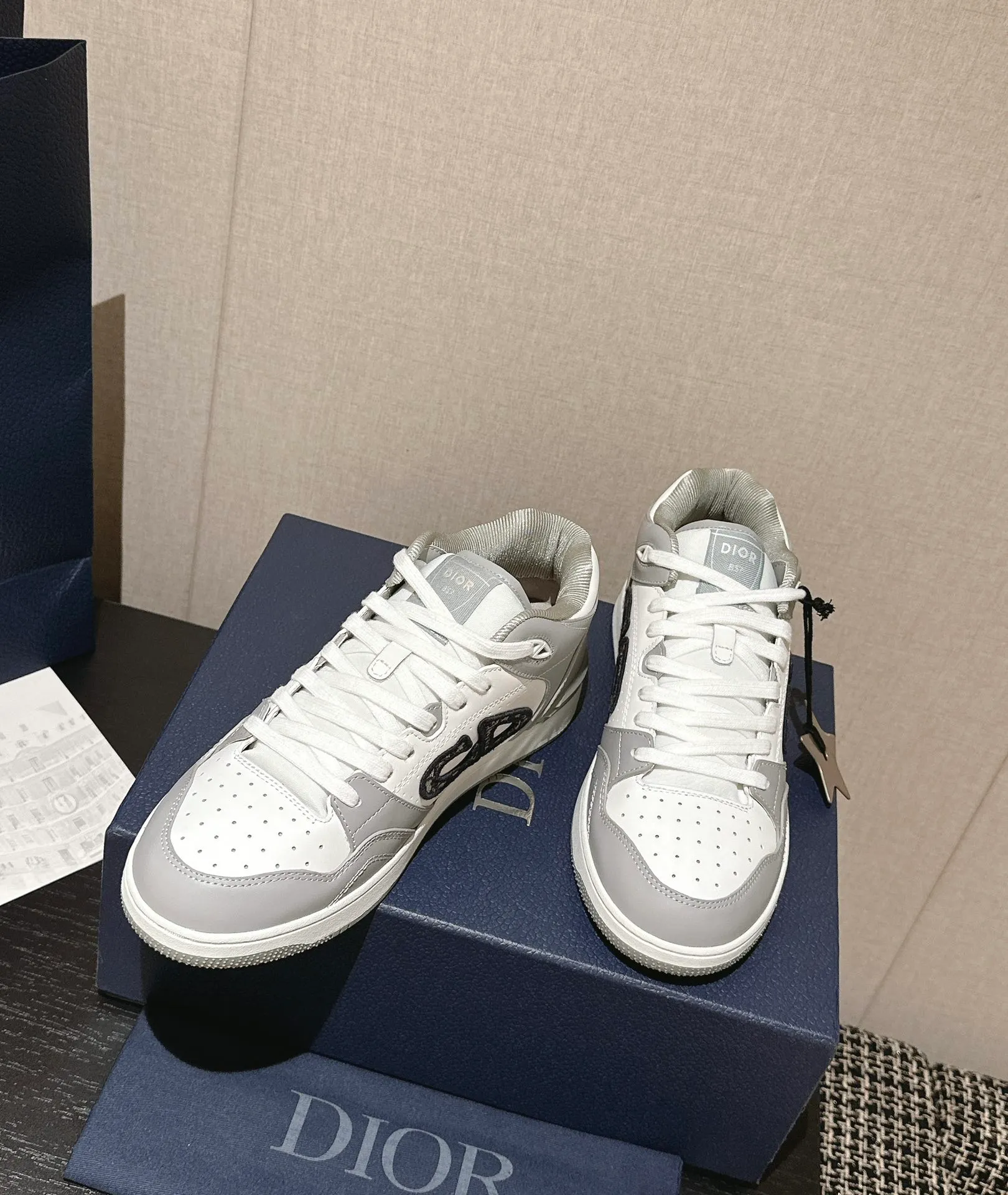 👟👟Ex-factory price 680👟👟. Dior 2024 model B57 popular casual shoe mid-top version, couple model, original explosion-proof one-to-one perfect reproduction, craftsmanship details in place, original customized materials, awesome, latest element combination, fashionable and casual personality, versatile Fabric: original fabric cowhide, mesh, electric embroidery plus 3D printing Inner: imported breathable mesh feet: original molding pad outsole: original one-to-one mold opening T👟👟Ex-factory price U Size: women’s size 35-40~men’s size 39-45